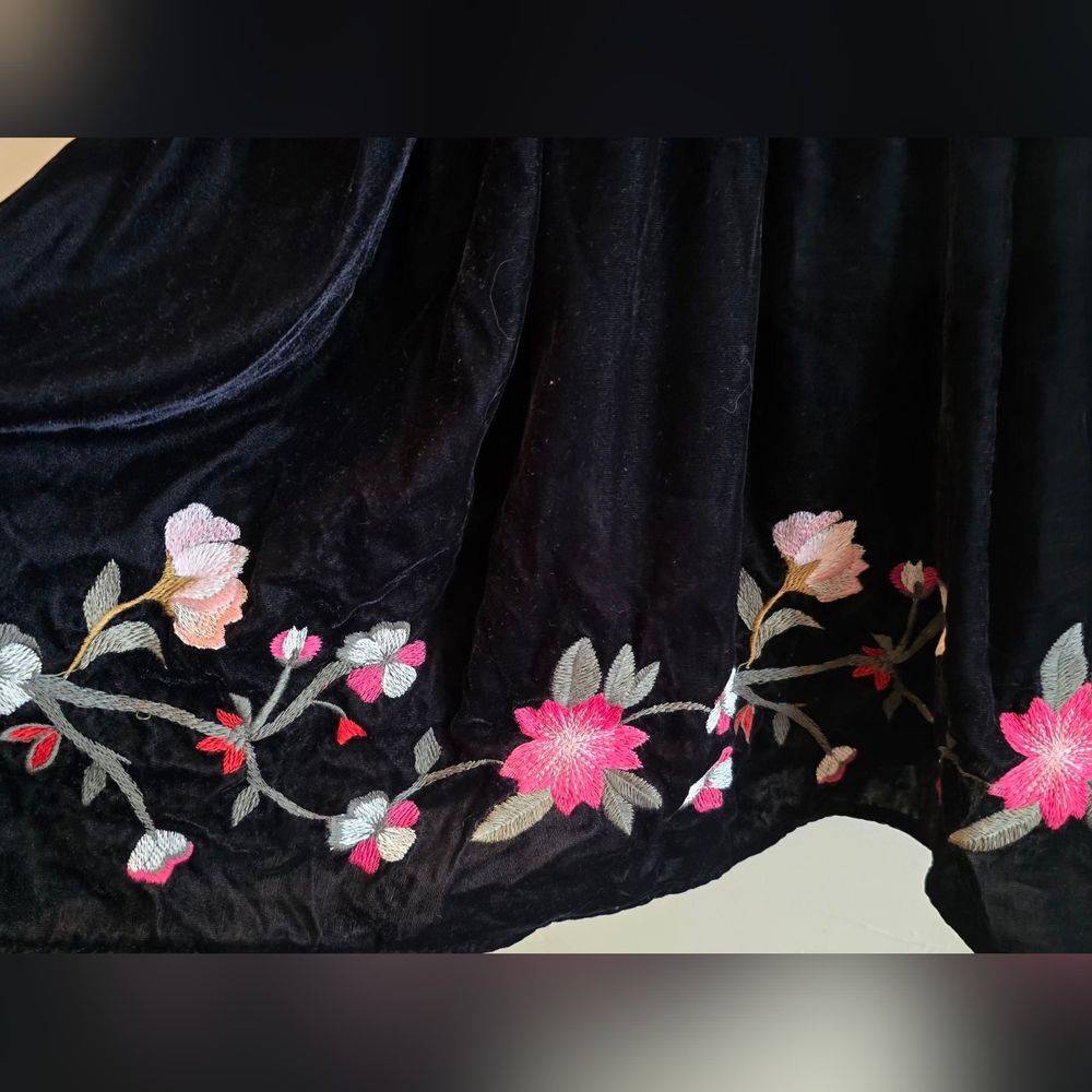 a.n.a Black Long Sleeve Dress with Embriodered Floral Accents L - Picture 4 of 6